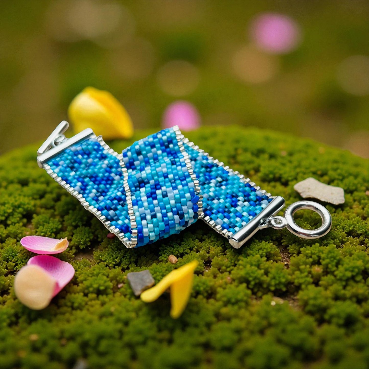 Morský dych – modrý pletený náramok Harakka Jewls
Ručne tkaný modro-tyrkysový náramok so zapínaním z chirurgickej ocele
Elegantný modrý náramok – šperk pre pokoj a intuíciu