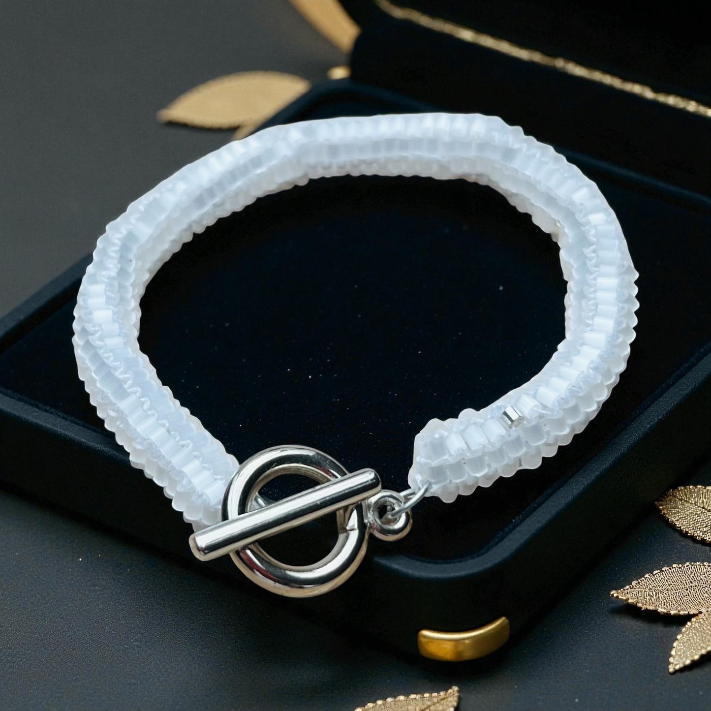 Mesačný pokoj – biely pletený náramok Harakka Jewls
Ručne tkaný biely náramok so zapínaním z chirurgickej ocele
Elegantný biely náramok – šperk pre pokoj a očistu