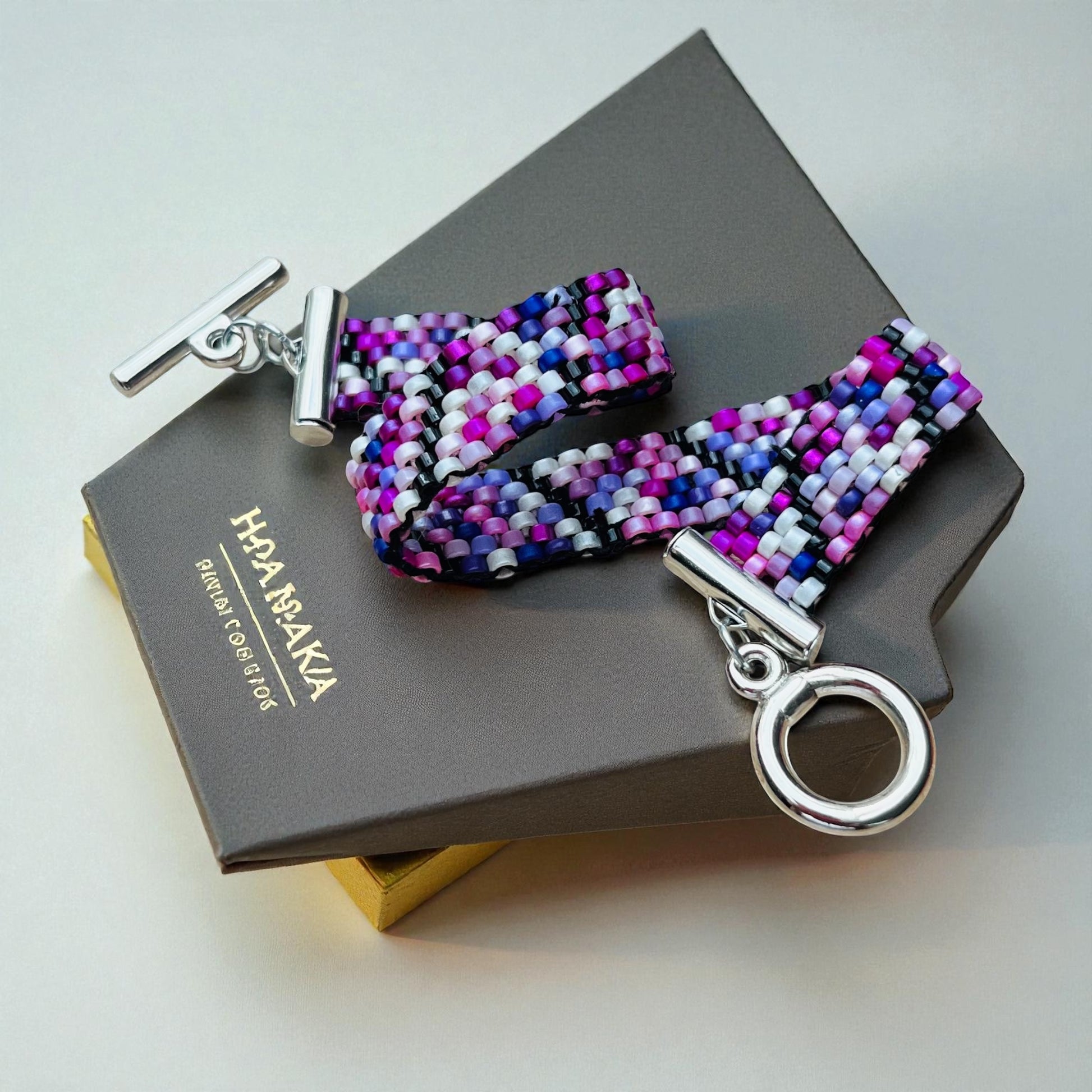 Náramok Dúhová sila – fialovo-ružový pletený náramok Harakka Jewls
Ručne tkaný náramok s kovovým zapínaním z chirurgickej ocele
Fialovo-ružový korálkový náramok – šperk pre intuíciu a lásku