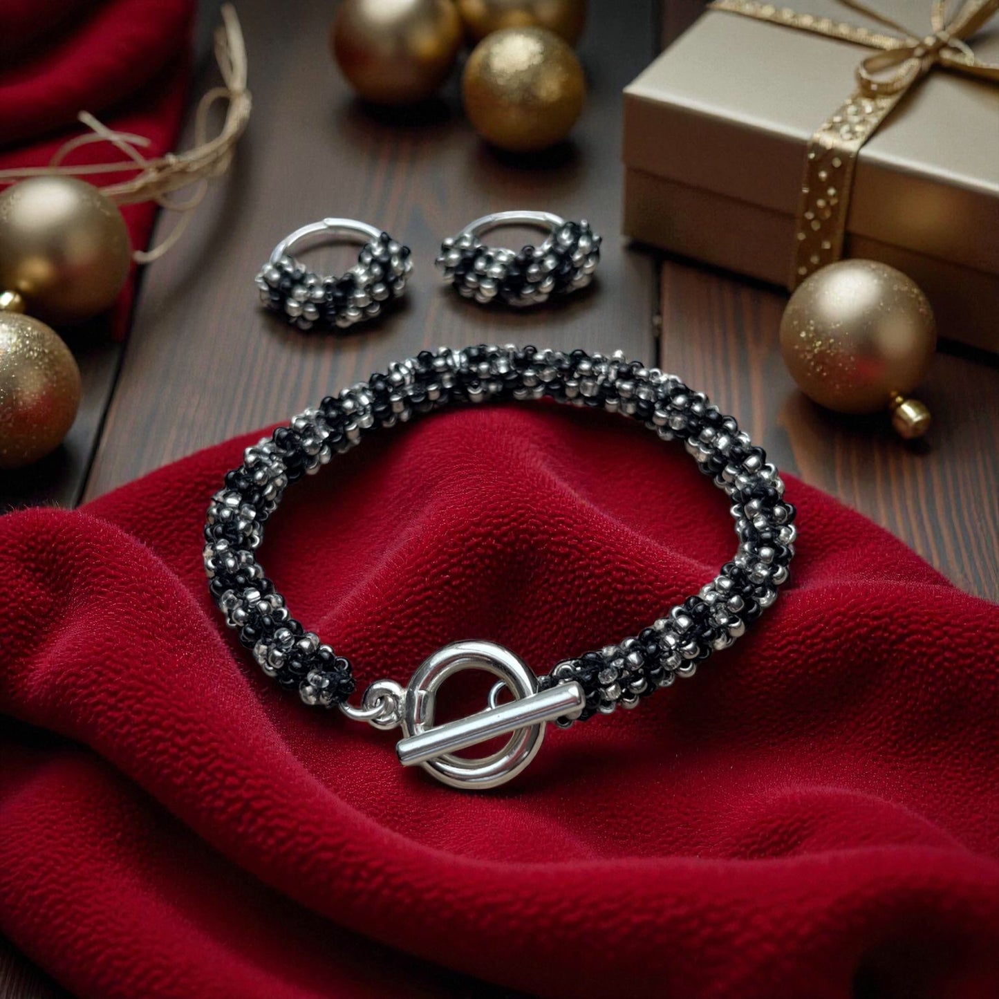 Tieňová sila – čierno-strieborný set náramok a náušnice Harakka Jewls
Ručne tkaný set šperkov v štýle Klenoty Slovanov
Elegantný ochranný set – šperk pre odvahu a silu ženy