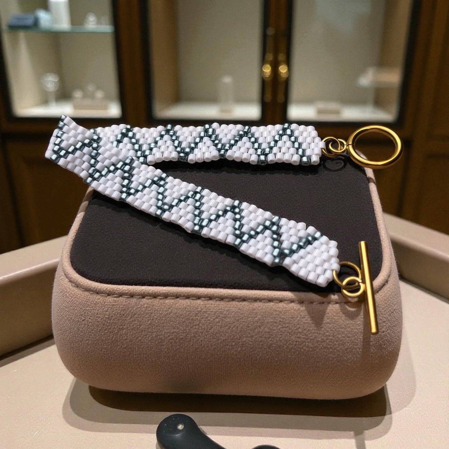 Náramok Strieborné Vlny – biely a strieborný korálkový šperk so zlatým zapínaním, symbol čistoty a intuície | Harakka Jewls