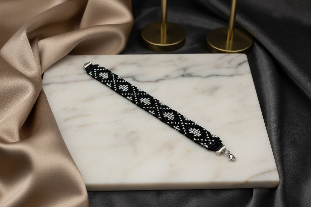 Čierno-strieborný ručne robený náramok s jemným vzorom elegantný šperk pre ženu Harakka JewlsJewls