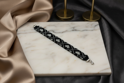 Čierno-strieborný ručne robený náramok s jemným vzorom elegantný šperk pre ženu Harakka JewlsJewls