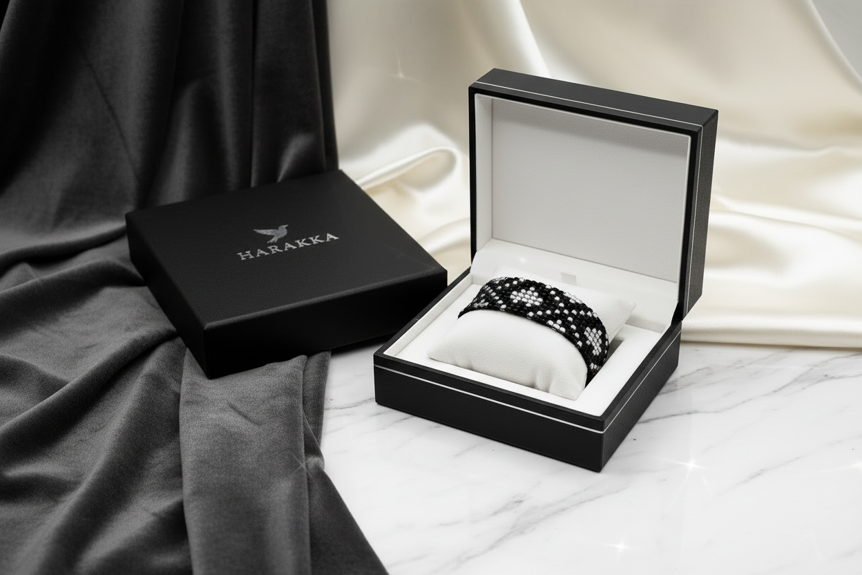 Čierno-strieborný ručne robený náramok s jemným vzorom elegantný šperk pre ženu Harakka Jewls