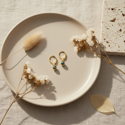 Detail náušníc – zelené korálky – Harakka flat lay