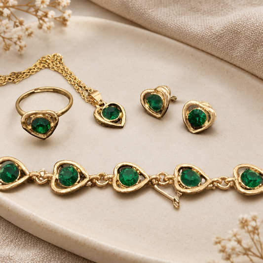 Green Heart Gold na krémovo-béžovom pozadí