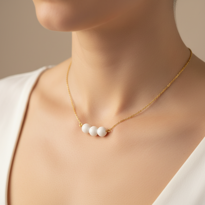 Harakka Jewels – Biele guľôčky, na modelke