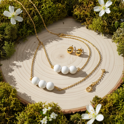 Harakka Jewels – Biele guľôčky, prírodné pozadie