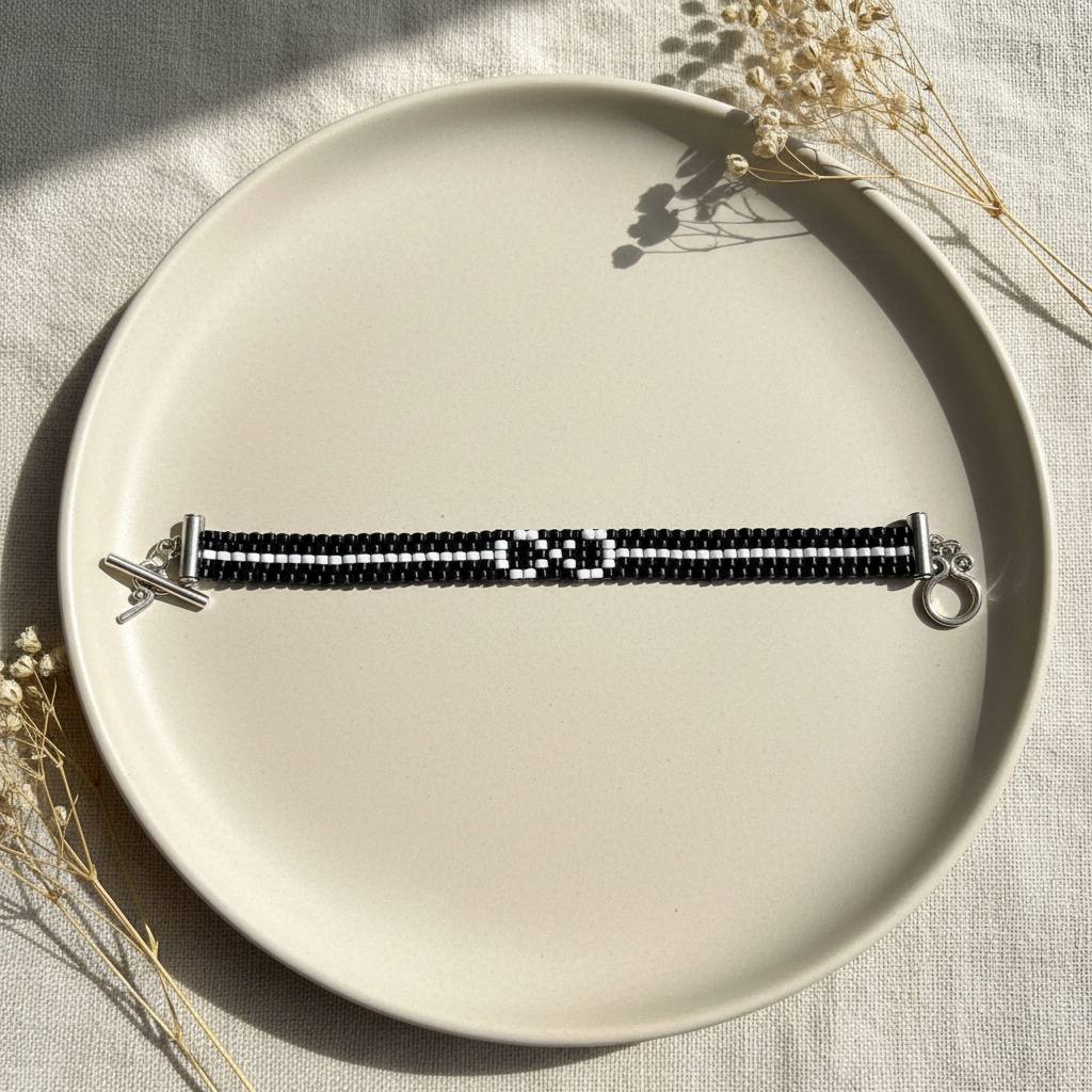 Harakka – luxusný flat lay čierno-biely geometrický náramok