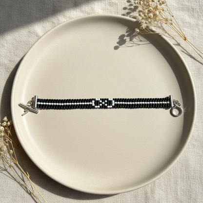 Harakka – luxusný flat lay čierno-biely geometrický náramok