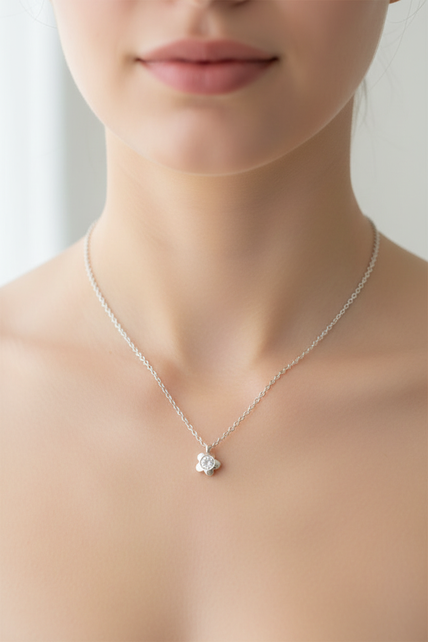 Harakka model neck silver flower necklace