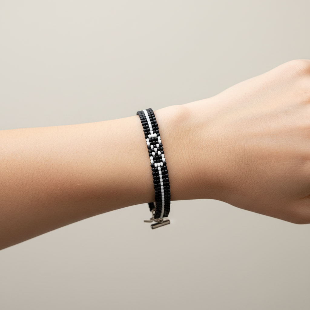 Harakka – modelka čierno-biely geometrický náramok