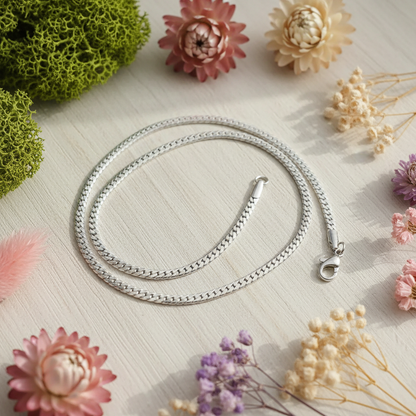 Harakka nature flat lay silver curb chain necklace