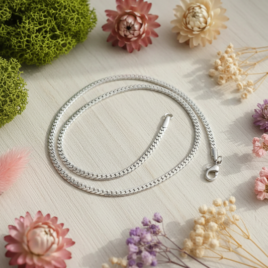 Harakka nature flat lay silver curb chain necklace