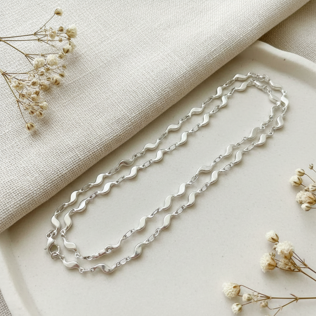Harakka – Queen Vlnky strieborná retiazka flat lay
