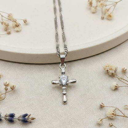 Harakka – strieborný krížik s kryštálom flat lay
