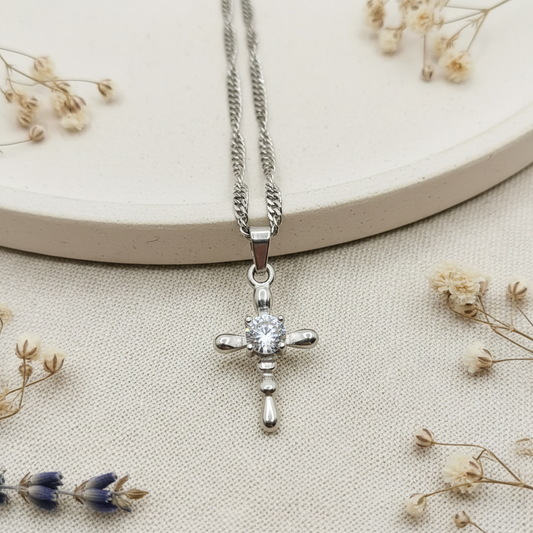 Harakka – strieborný krížik s kryštálom flat lay