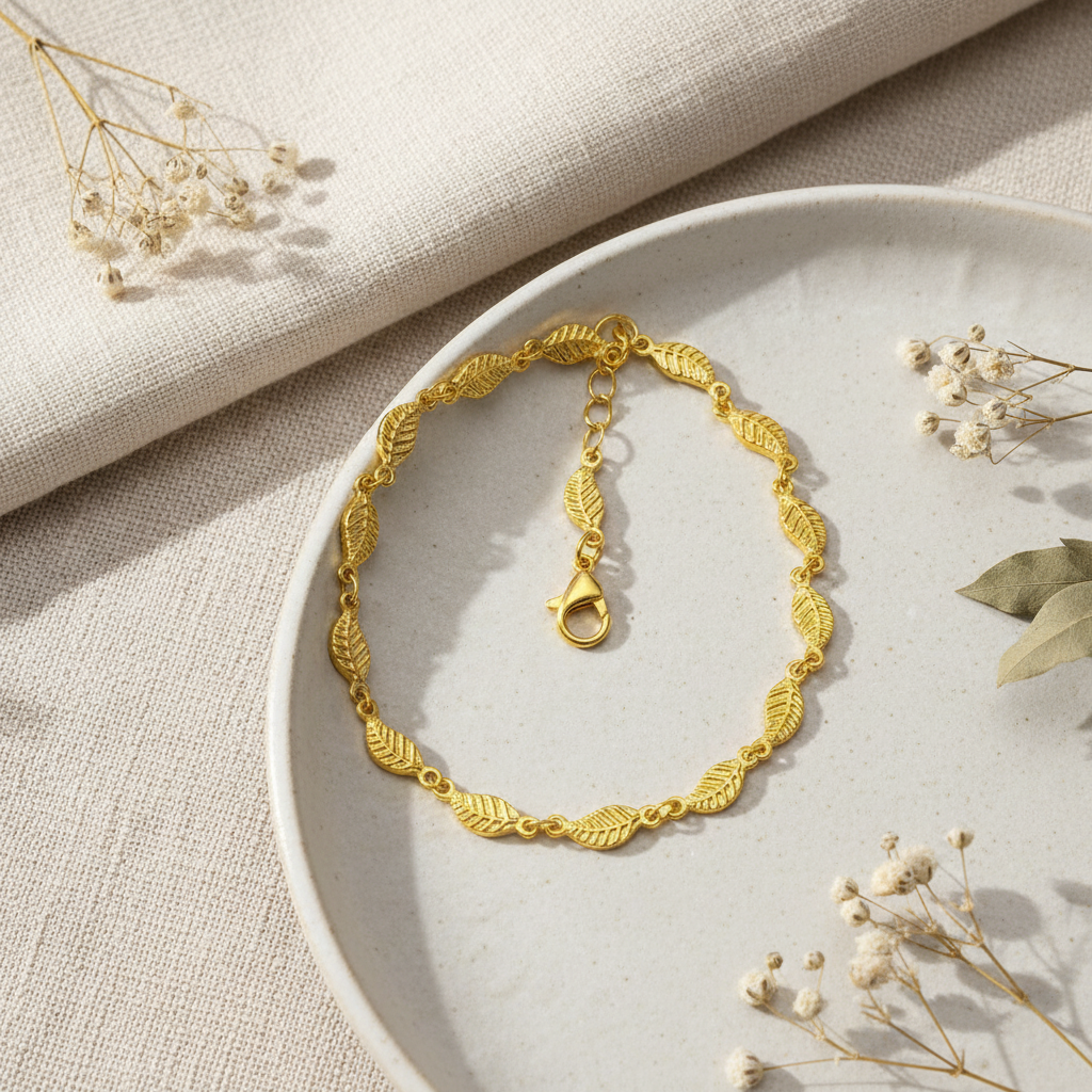 Harakka – zlatá listová retiazka flat lay