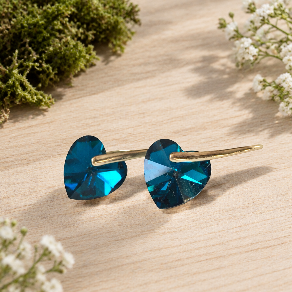 Heart Green na svetlom dreve v prírodnom flat lay