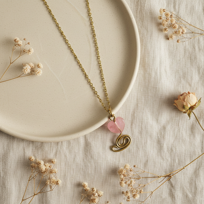 Prívesok srdiečko z ruženínu – luxusný flat lay | HARAKKA Jewls