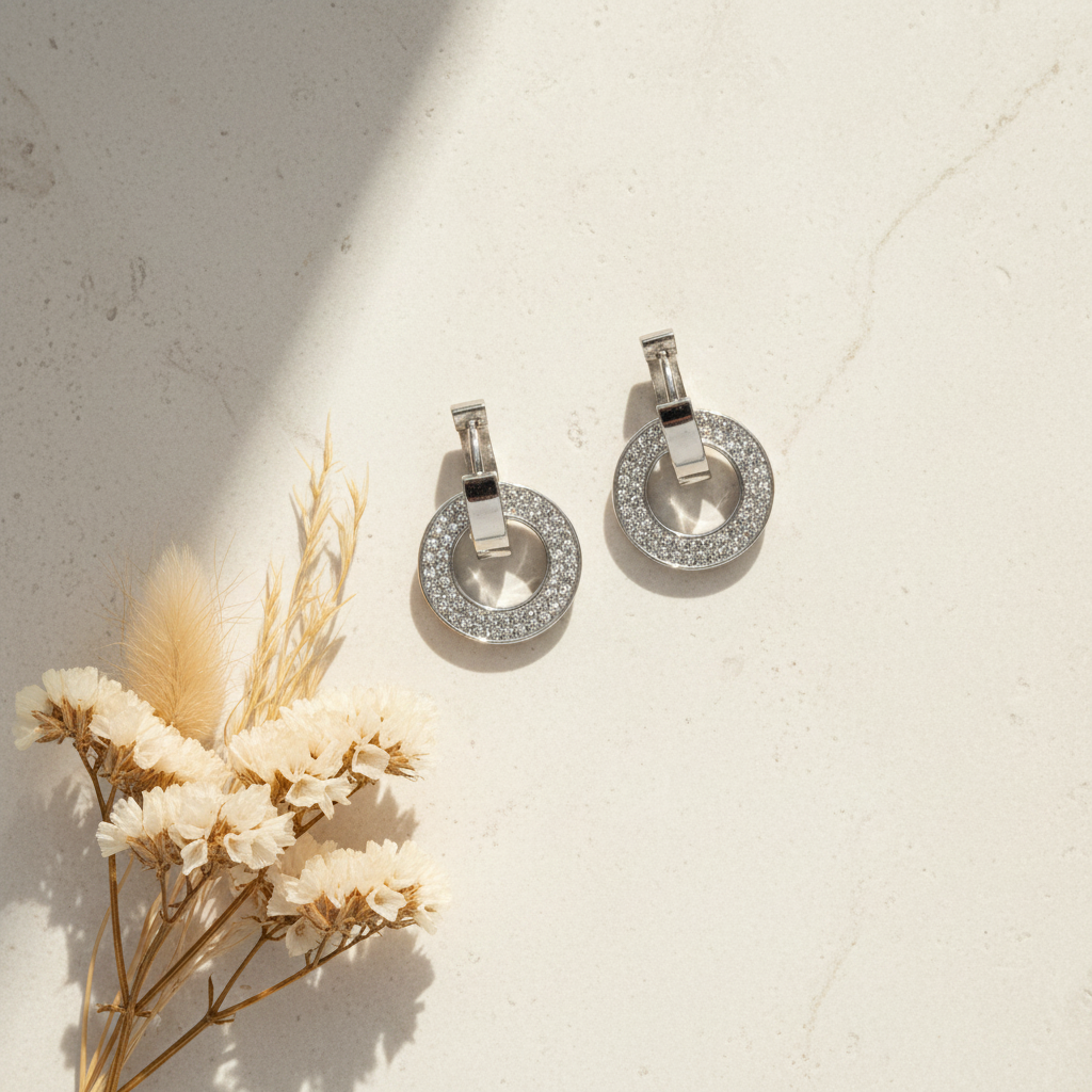 Luxusný flat lay – šperk Harakka Jewls na ľanovej látke so sušenými kvetmi