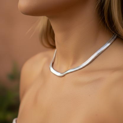 Set Premena – strieborný hadí náhrdelník na modelke, detail krku | HARAKKA Jewls