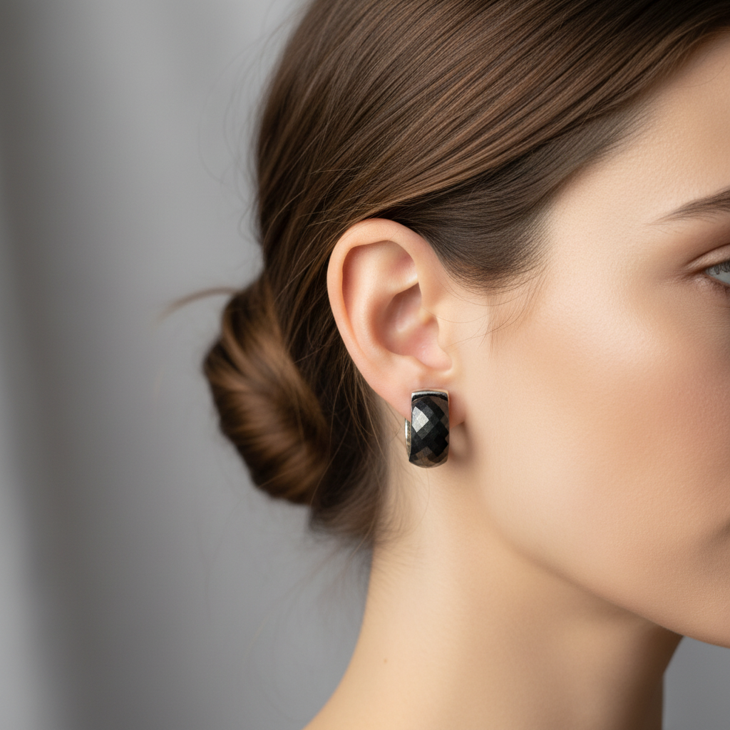 Keramické náušnice Diana čierne v striebornom na uchu modelky | HARAKKA