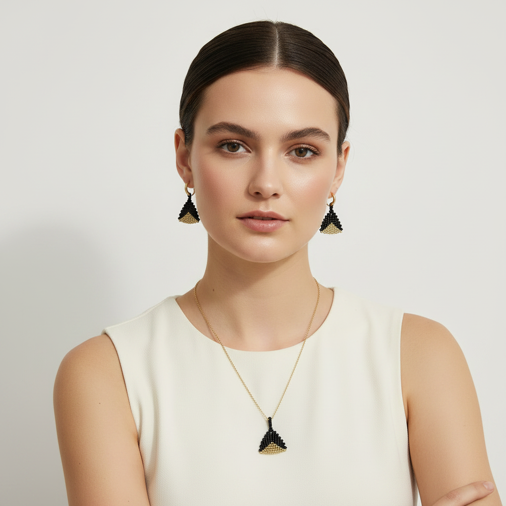Čierno-zlatý set na modelke – náhrdelník a náušnice, ručná výroba Harakka šperky