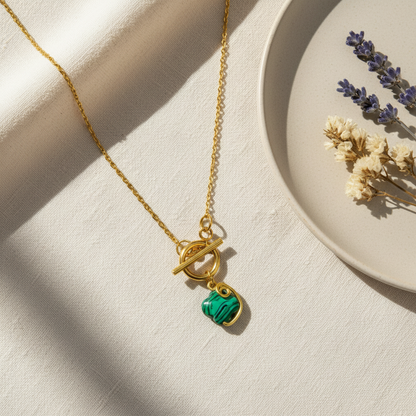 Prívesok štvorlístok z malachitu – luxusný flat lay Harakka Jewls