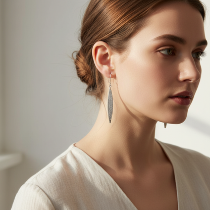 Náušnice Lluisa na modelke – dlhé strieborné visiace náušnice z chirurgickej ocele | Harakka Jewls