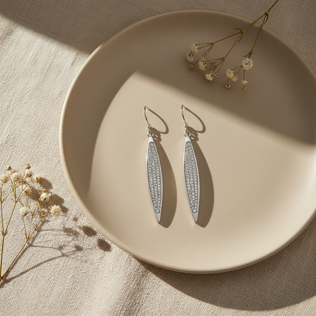 Náušnice Lluisa – flat lay luxusný štýl Harakka Jewls