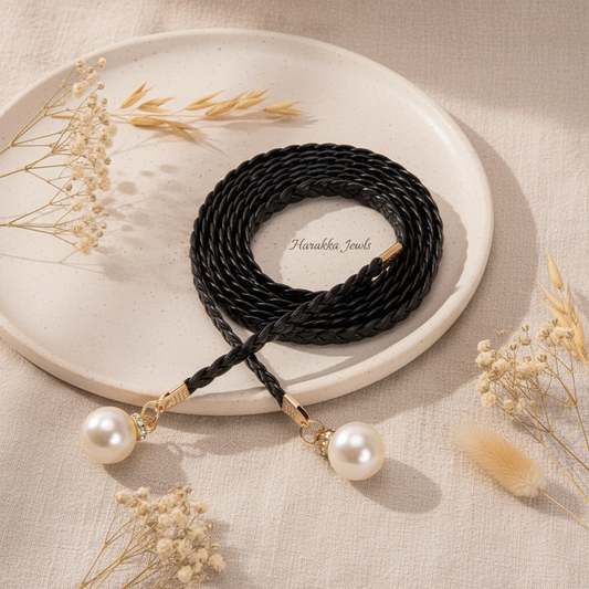QUEEN čierny pletený opasok s perličkou – luxusný flat lay Harakka Jewls