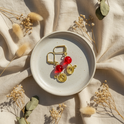 Visiace náušnice NA301 – luxusný flat lay | HARAKKA Jewls