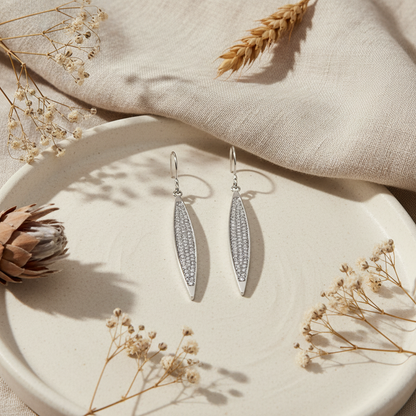 Náušnice Lluisa flat lay – dlhé strieborné visiace náušnice z chirurgickej ocele | Harakka Jewls