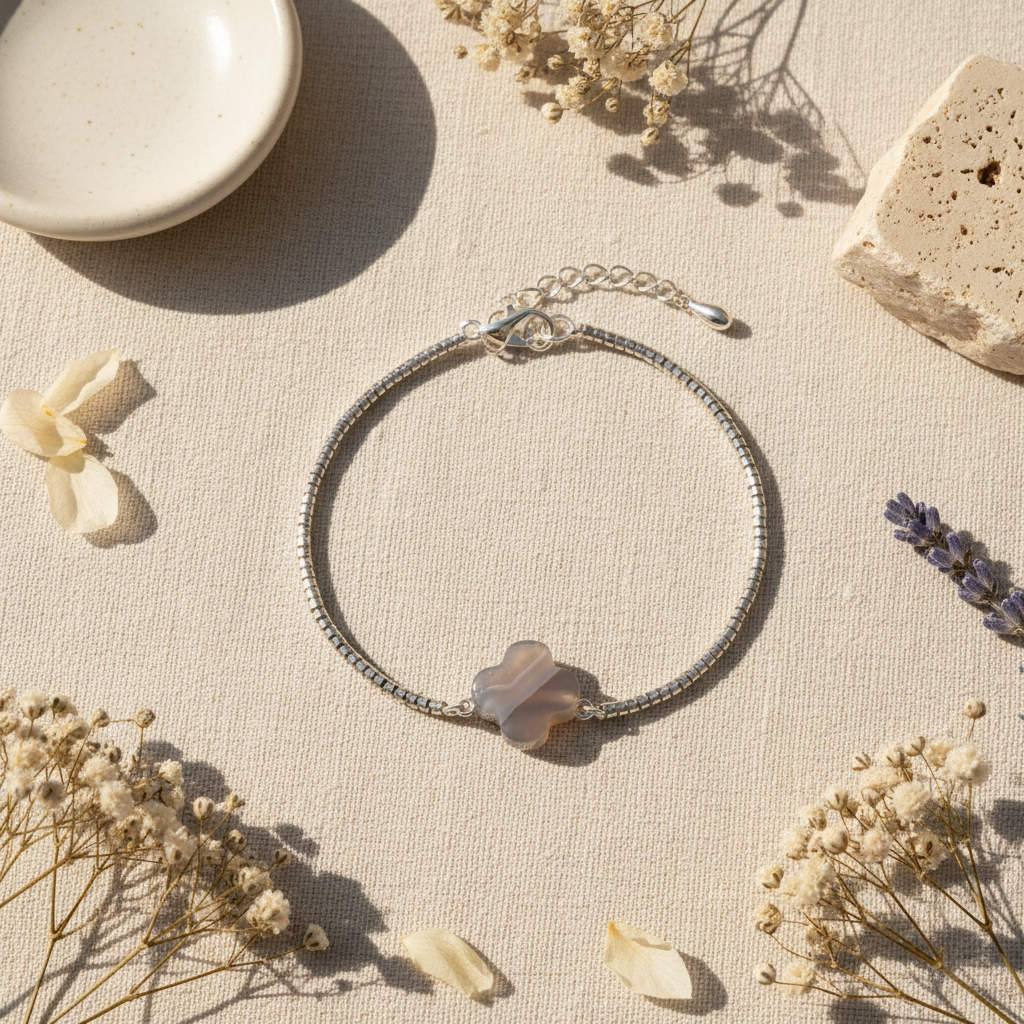 Náramok svetlohnedý achát štvorldístok flat lay – Harakka Jewls