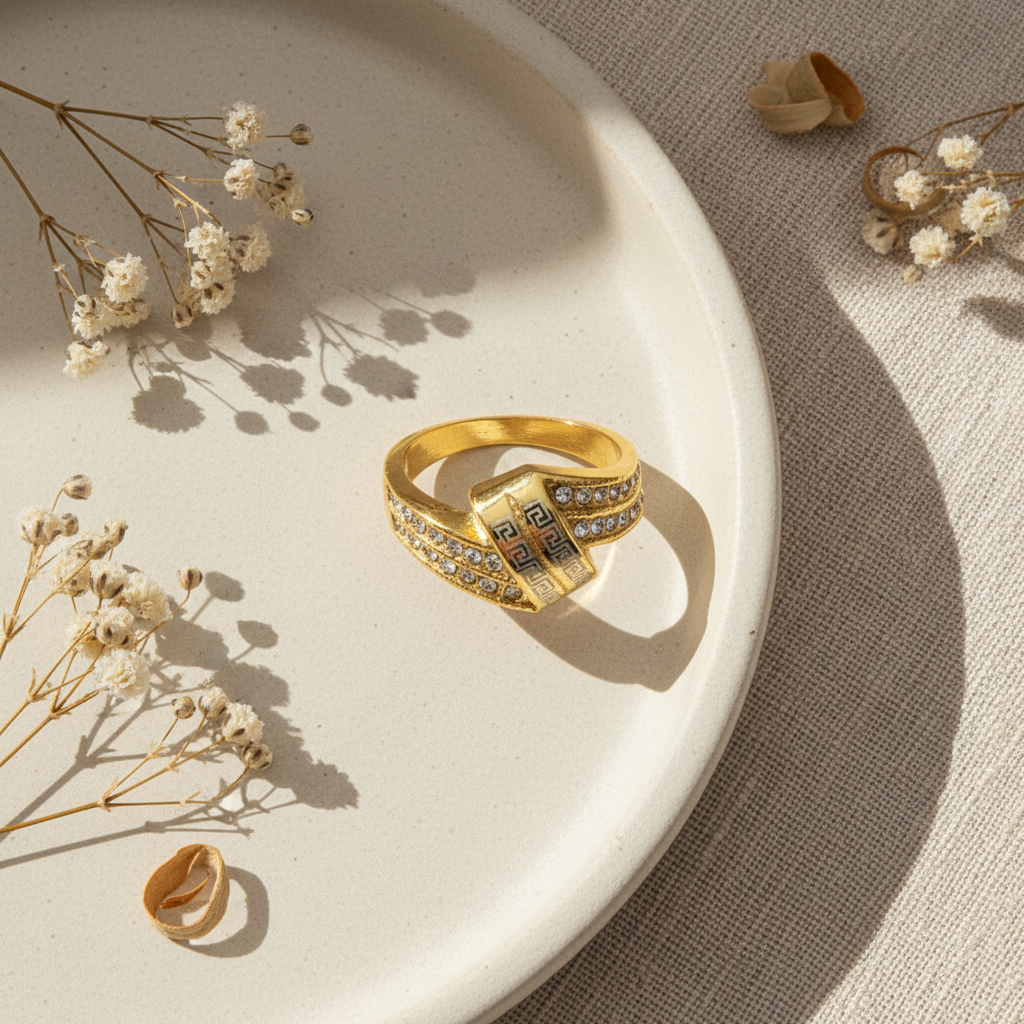 Zlatý prsteň s gréckym vzorom a krištáľmi – luxusný flat lay Harakka Jewls