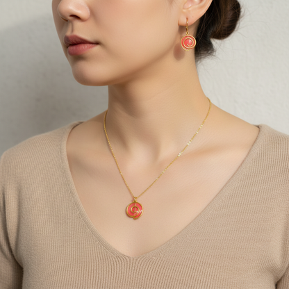 Set náhrdelník a náušnice so špirálou na modelke | Harakka Jewls