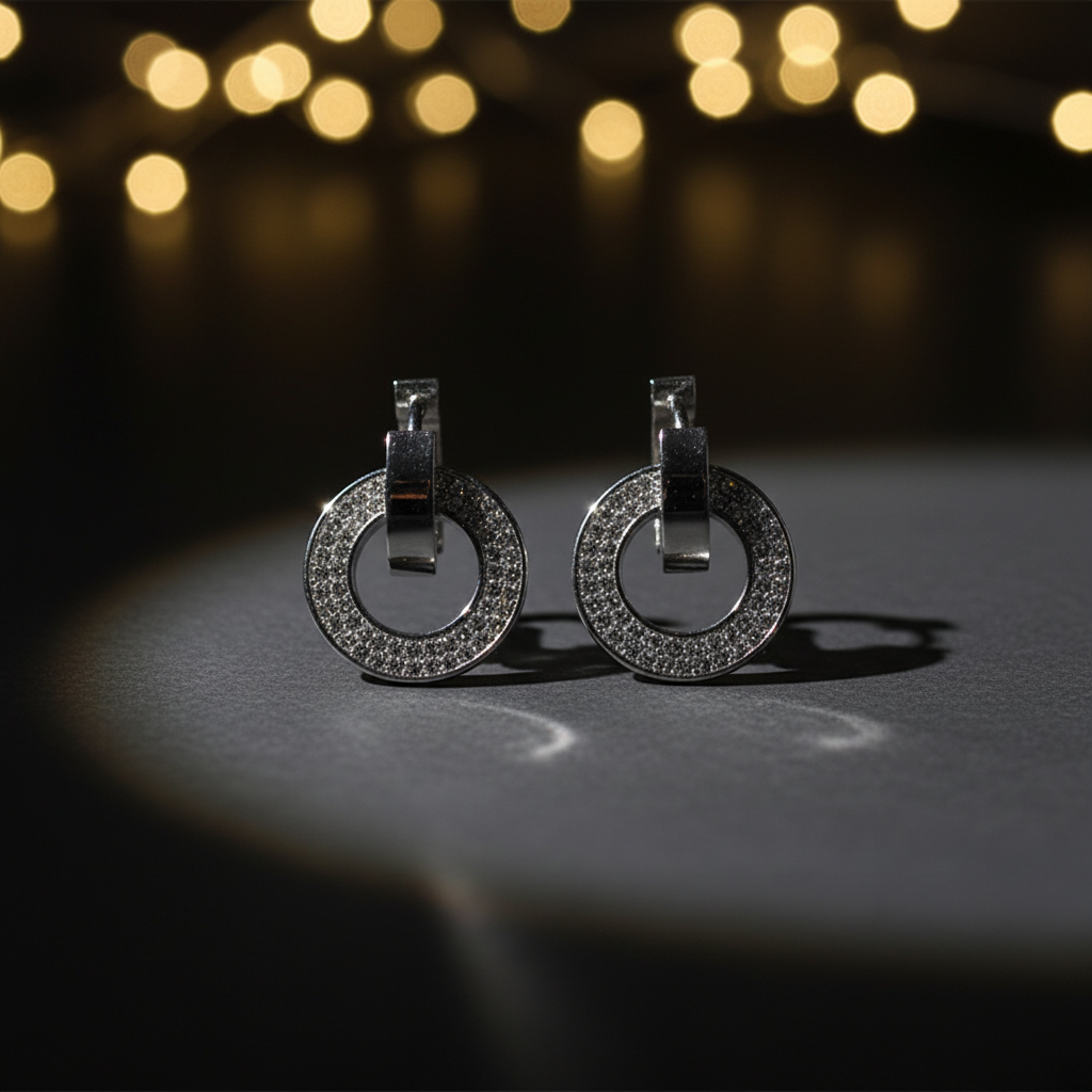 Tmavý editorial flat lay – šperk Harakka Jewls na čiernom matnóm podklade so zlatou bokeh atmosférou