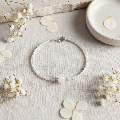 Náramok biely achát guľačka flat lay – Harakka Jewls