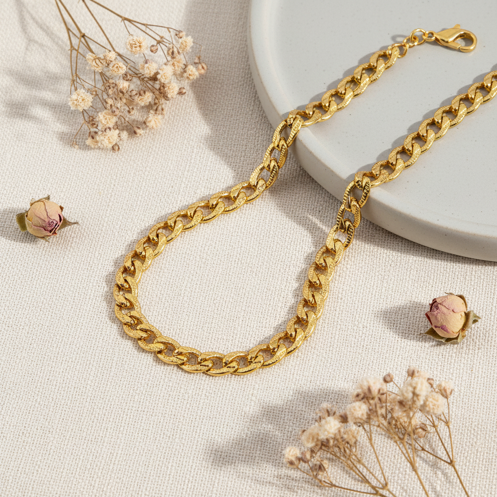 Set Navaho – zlatý náramok a retiazka, svetlý flat lay, krémové tóny | Harakka