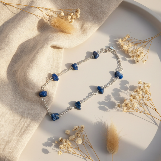 Flat lay – náramok z Lapis Lazuli na krémovom pozadí