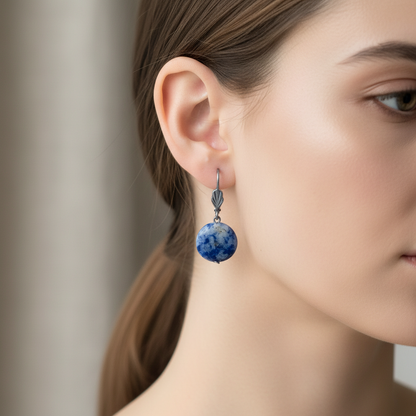 Sodalitové visacie náušnice na modelke – HARAKKA Jewls