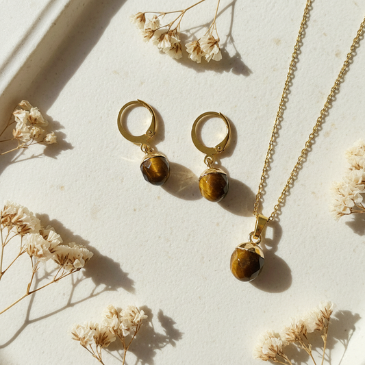Set Tigrie Oko – svetlý e-shop flat lay