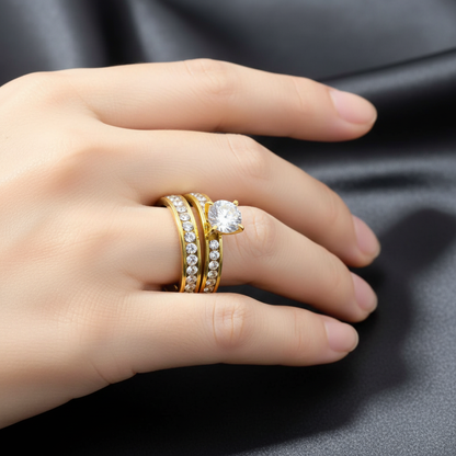 Set troch zlatých prsteňov – dva vykladávané a jeden s očkom na ruke modelky | HARAKKA Jewls