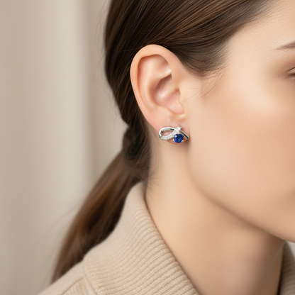 Strieborné náušnice Tamara s modrým kameňom na modelke – Harakka Jewls