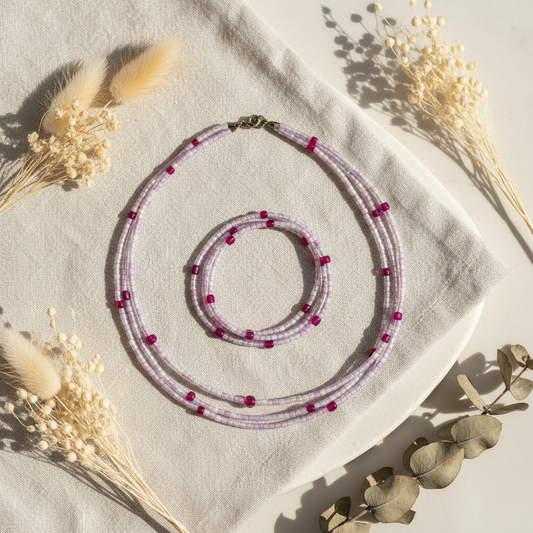 Flat lay – ružový set šperkov na krémovom pozadí