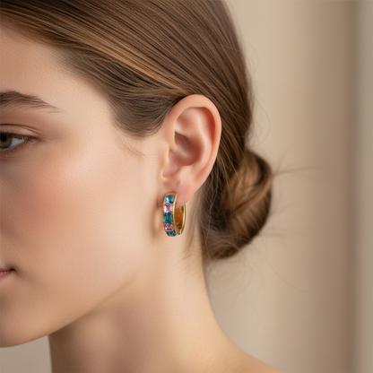 Náušnice Blue-Lilla s modrými a fialovými kamienkami na uchu modelky | HARAKKA