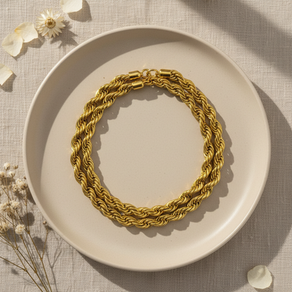 Zlatý pletený náhrelník z chirurgickej ocele – luxusný flat lay Harakka Jewls