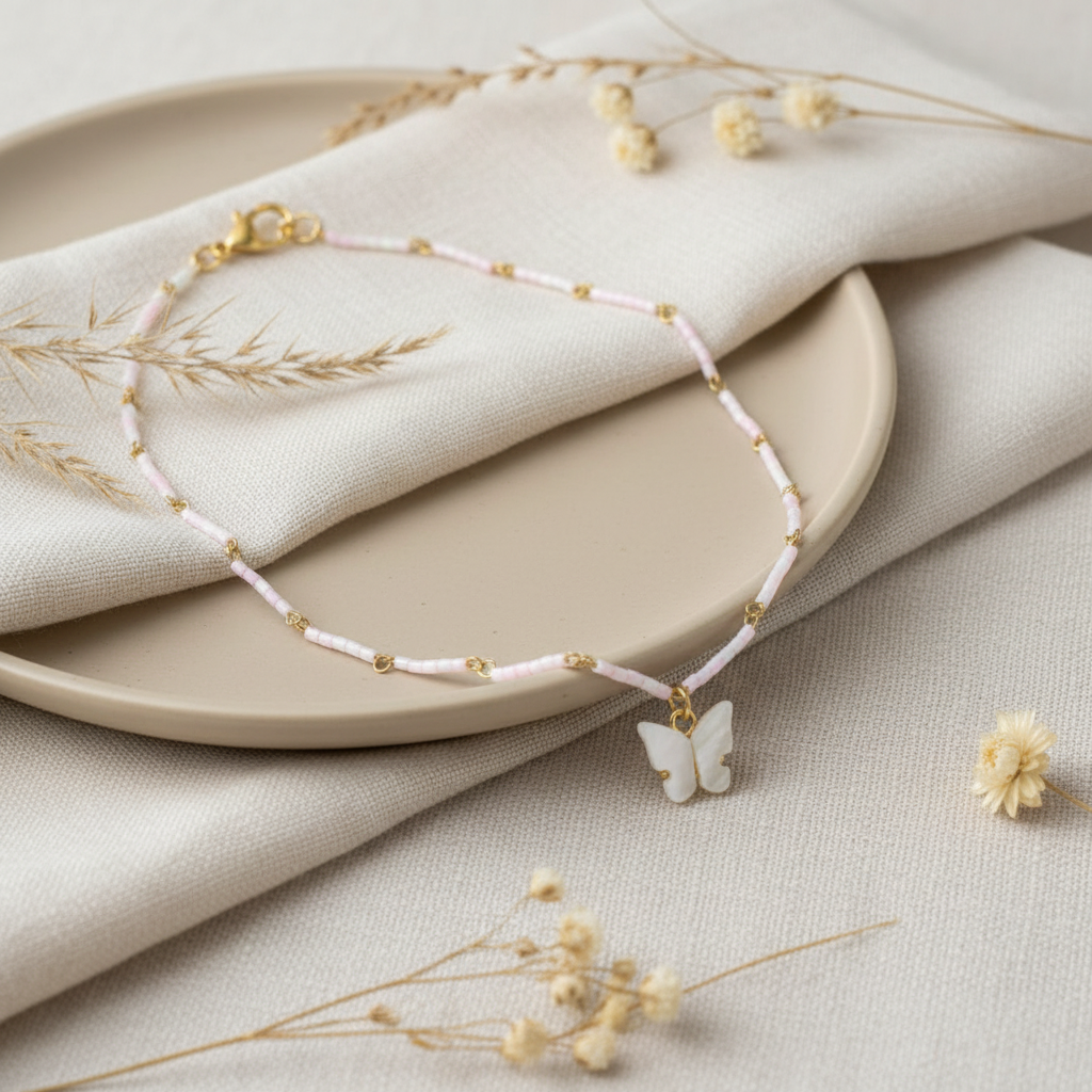 Náhrdelník s perleťovým motýľom – Harakka luxusný flat lay