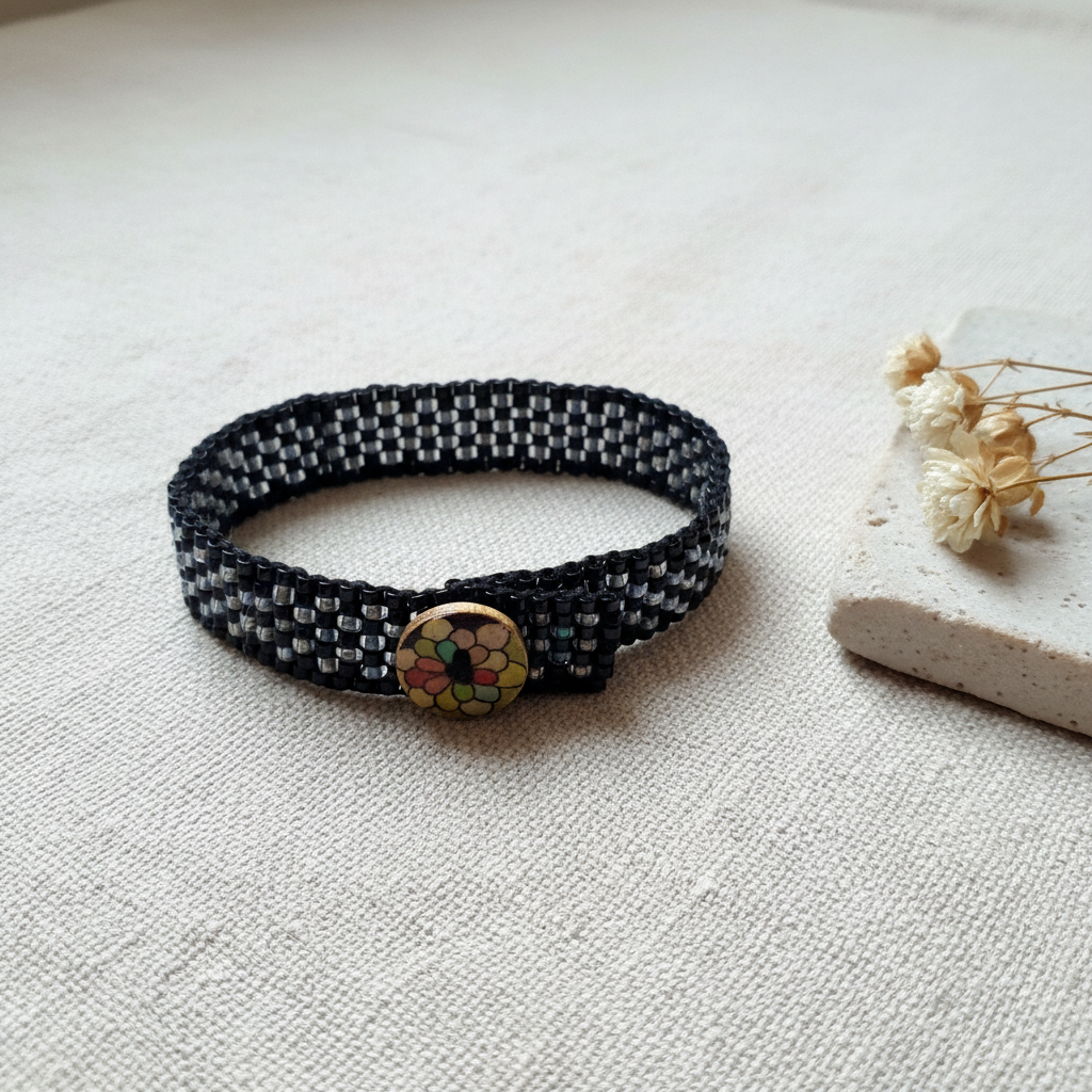 Náramok z čiernych korálok – luxusný flat lay Harakka